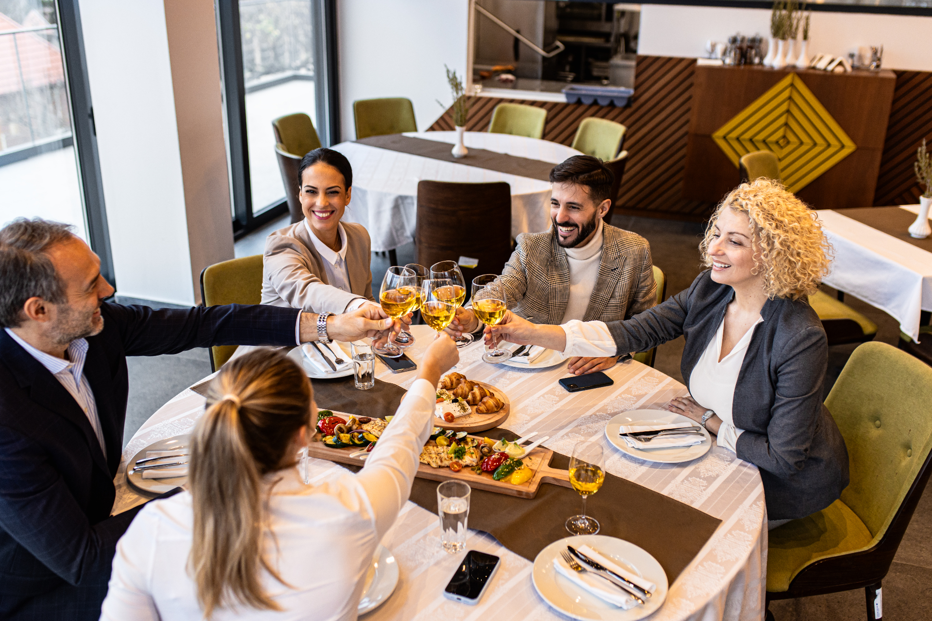 Restaurateurs trinquent au succès de leur établissement